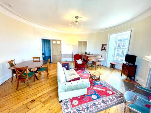 Incredible St Andrew's Sq 2 bed in the sky — 4-Star Luxury Hotel in Edinburgh, United Kingdom