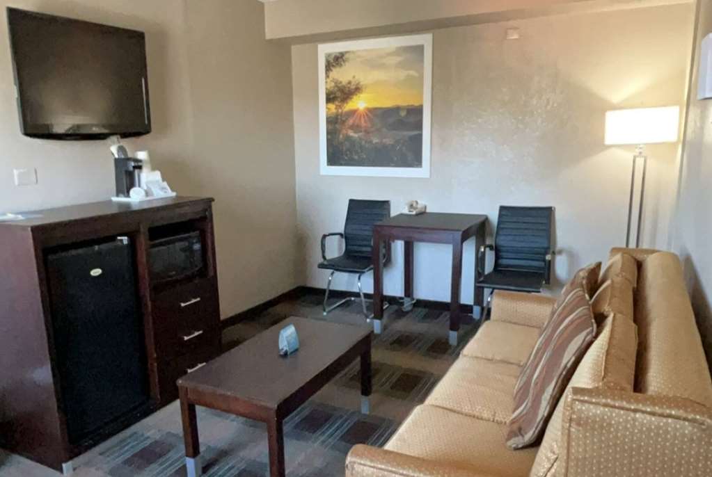 Days Inn & Suites by Wyndham Springfield on I 44 - photo 18