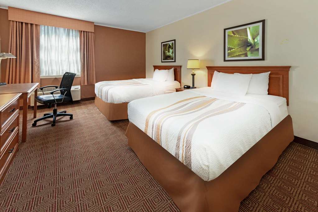 La Quinta Inn & Suites by Wyndham Tampa Brandon West - photo 33