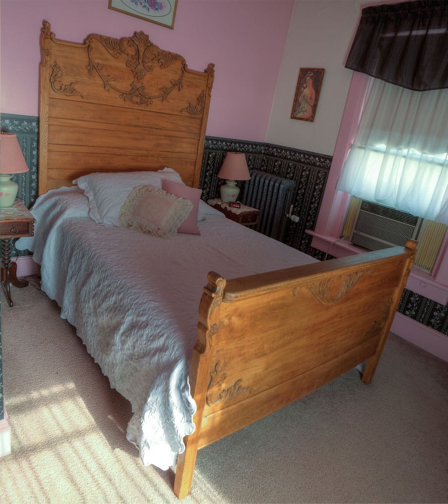 Inn of the Six Toed Cat - photo 6