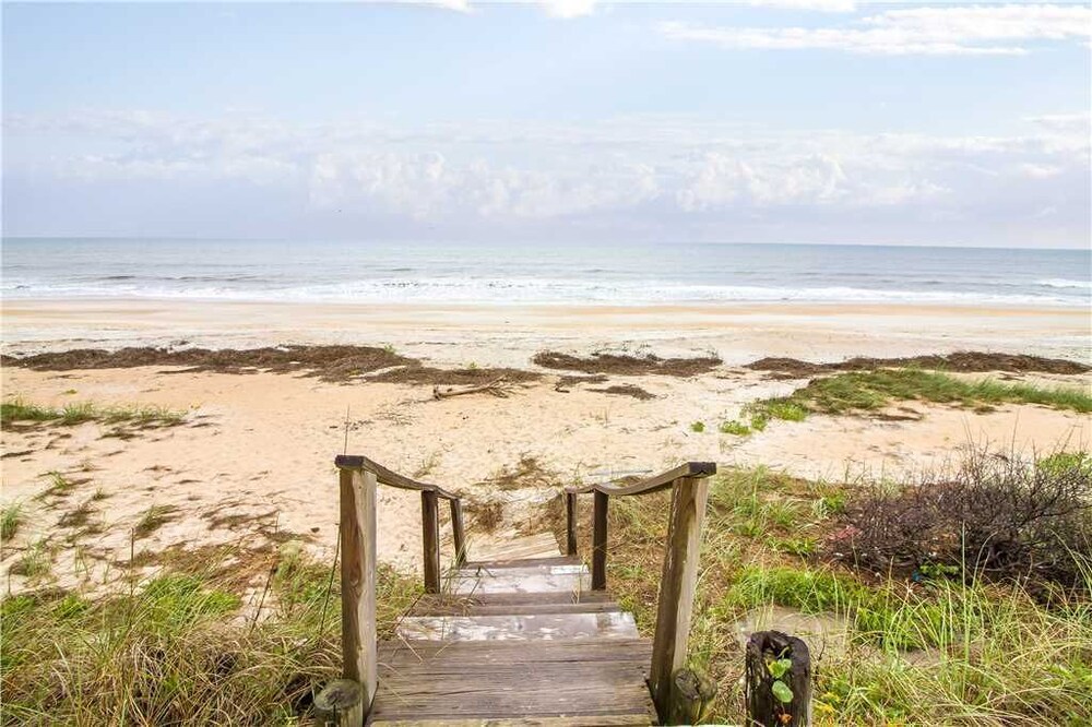 Coastal Charm 2 Bedrooms Ocean Front Sleeps 6 - photo 25