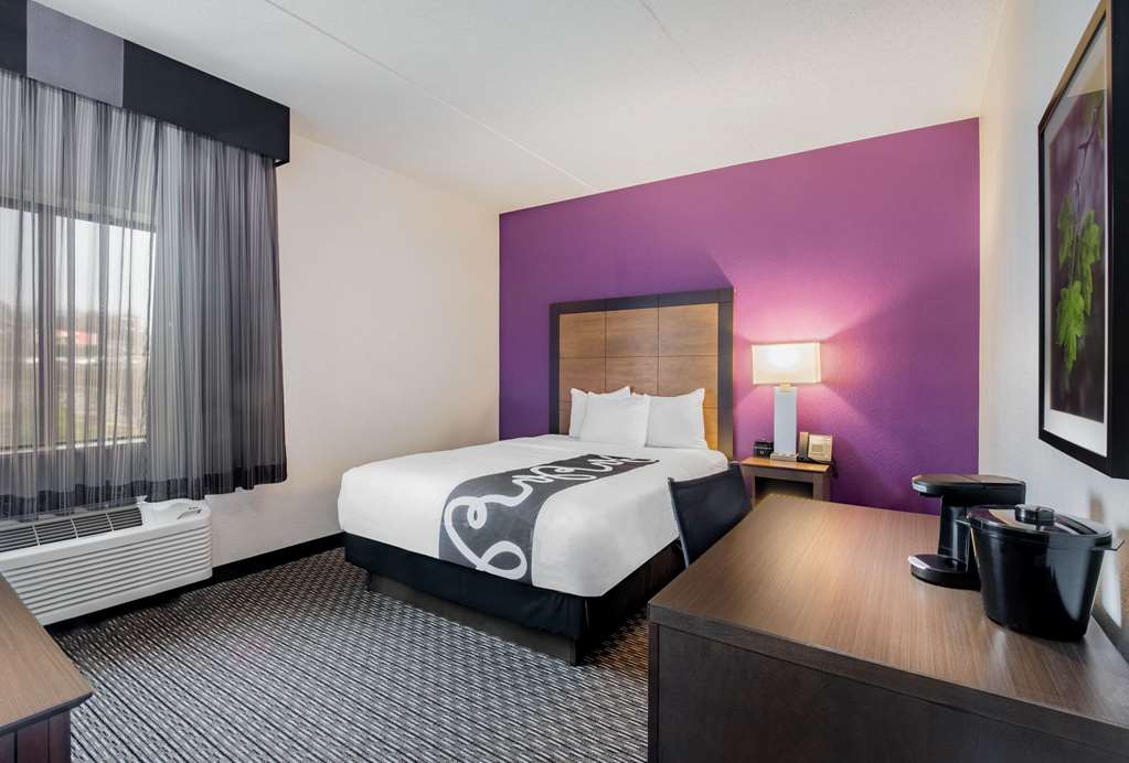 La Quinta Inn & Suites by Wyndham Baltimore BWI Airport - photo 55