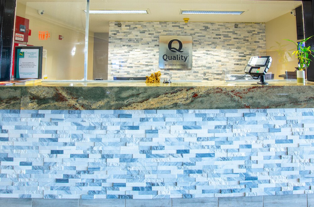 Quality Inn & Suites Woodstock near Lake Geneva - photo 3