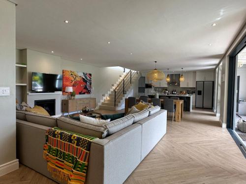Luxury Home in Security Golf Estate with Ocean Terrace — 4-Star Luxury Hotel in Cape Town, South Africa