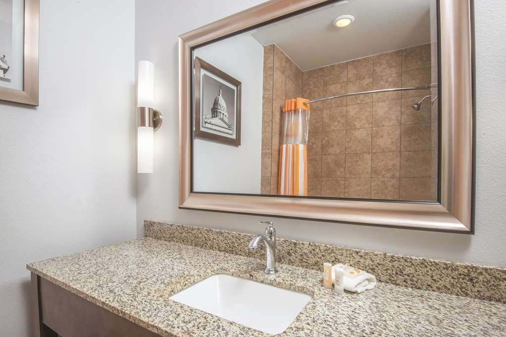 La Quinta Inn & Suites by Wyndham Guthrie - photo 8