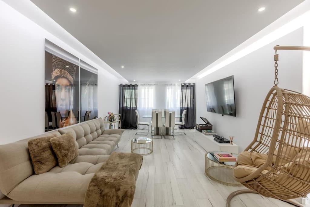 Spacious 3 Bedroom Condo Near Lisbon Airport — 4-Star Luxury Hotel in Lisbon, Portugal