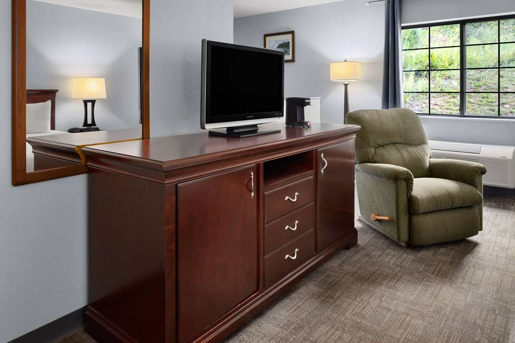 Days Inn by Wyndham Iron Mountain - photo 13