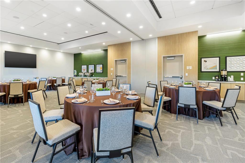 Cambria Hotel Burbank Airport - photo 58
