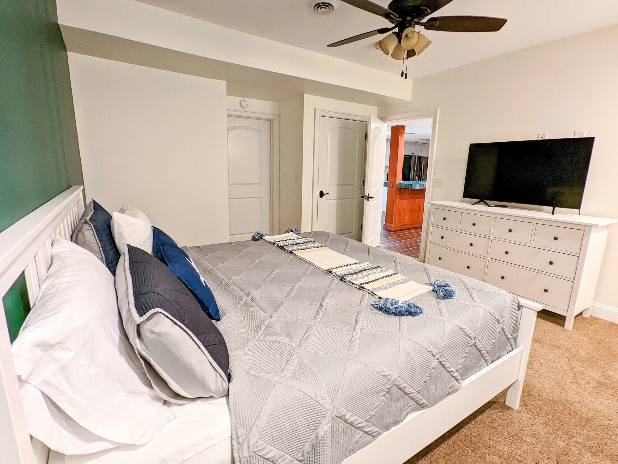 The Athena Hideaway hottub firepit lake & racetrack in Saratoga Springs, United States