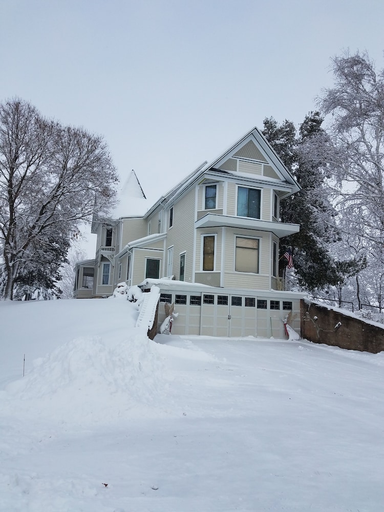 Oaklawn Inn Llc - photo 79