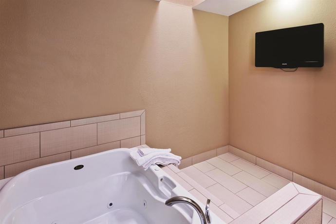 La Quinta Inn & Suites by Wyndham Las Vegas Tropicana - photo 7
