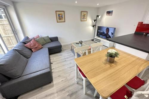 Charming New 2BR Detached House Central Headington Wi Fi Netflix Top Location — 4-Star Luxury Hotel in Oxford, United Kingdom