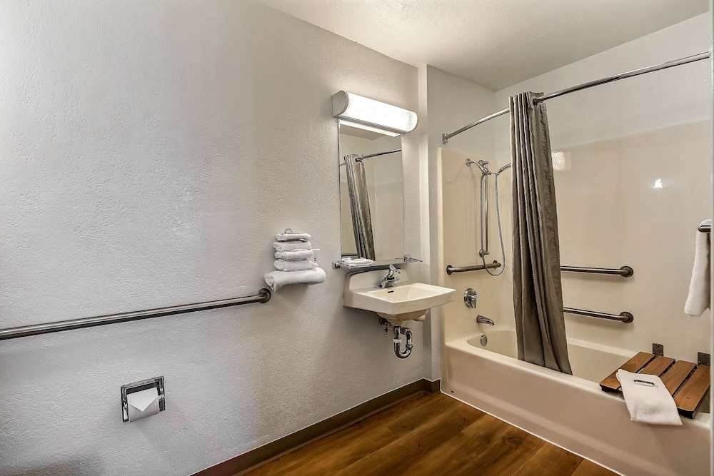 Motel 6 Oakland Airport - photo 2