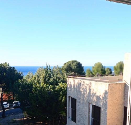Bleu Cassis Vintage 3 Ch Magnifique Vue Mer Parking Gratuit Et Jardin in Cassis, France