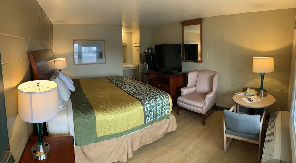 Super 7 Inn - carbon neutral hotel in Wright