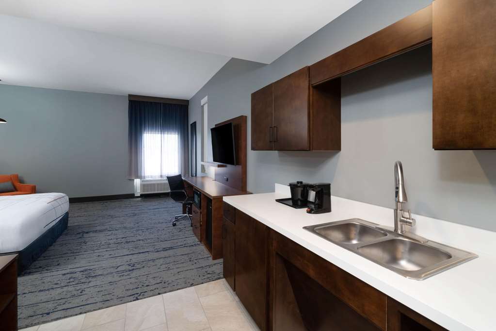 La Quinta Inn & Suites by Wyndham Louisville NE Old Henry Rd - photo 11