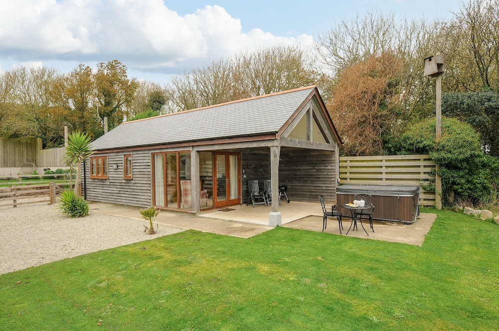 Pol Glas Cabin — 4-Star Luxury Hotel in Helston, United Kingdom