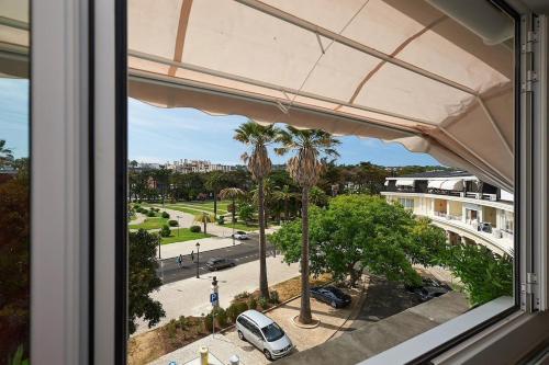 Sea View W Balcony 2 Mins Walk To Beach & Casino — hotel in Estoril