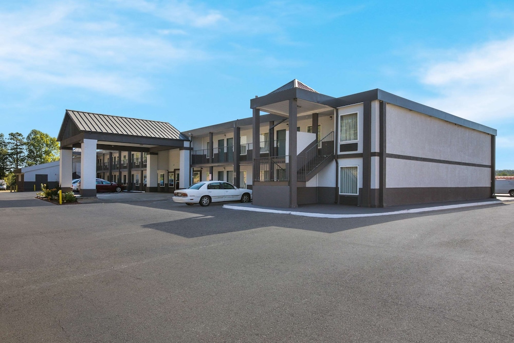 Econo Lodge Commerce - carbon neutral hotel in Commerce