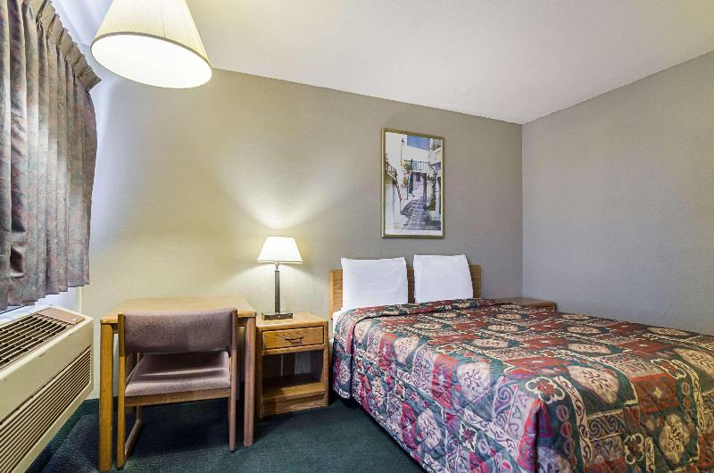 Econo Lodge Wakeeney - photo 21