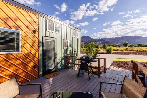 The Narrows Tiny Home — 4-Star Luxury Hotel in Apple Valley, United States