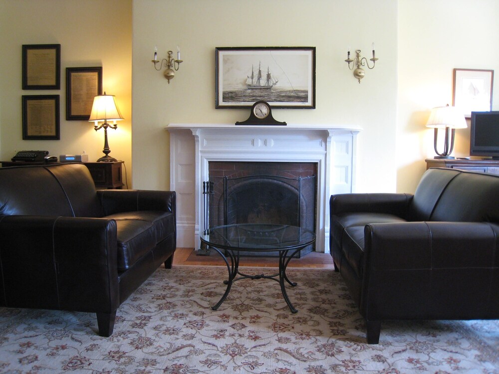 Back Bay Suites - photo 2