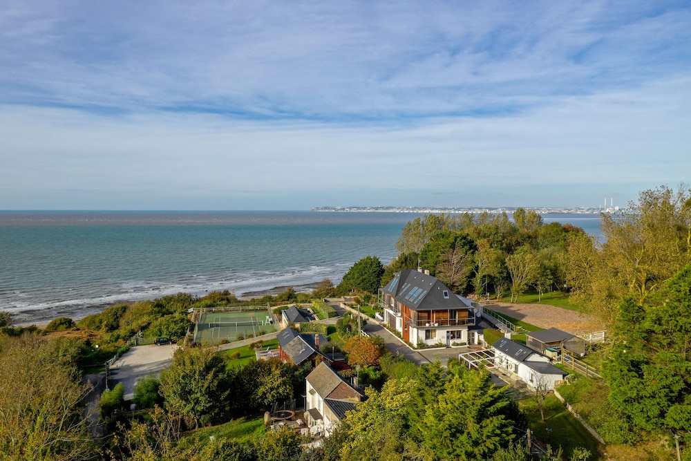 Cottages Domaine du Grand Bec — 4-Star Luxury Hotel in Equemauville, France