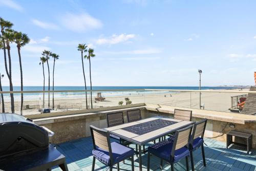 Beachfront Retreat with Ocean Views Private Rooftop Deck Walk to Pier and Town in Newport Beach, United States