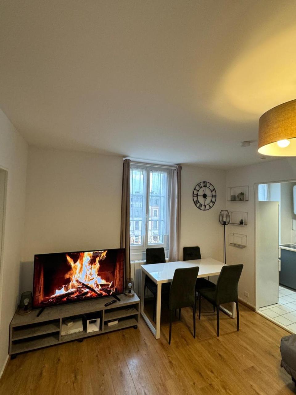 Logement Au Pied de la Gare — hotel in Pontoise