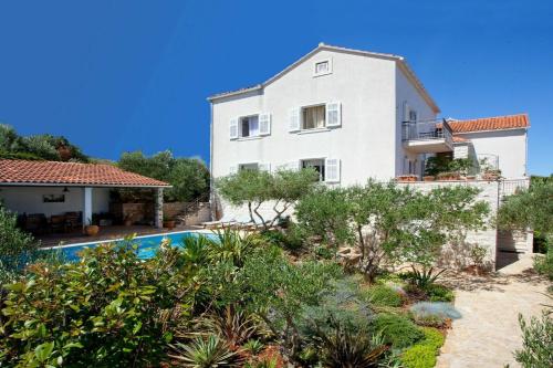 Villa Mateo — 4-Star Luxury Hotel in Supetar, Croatia