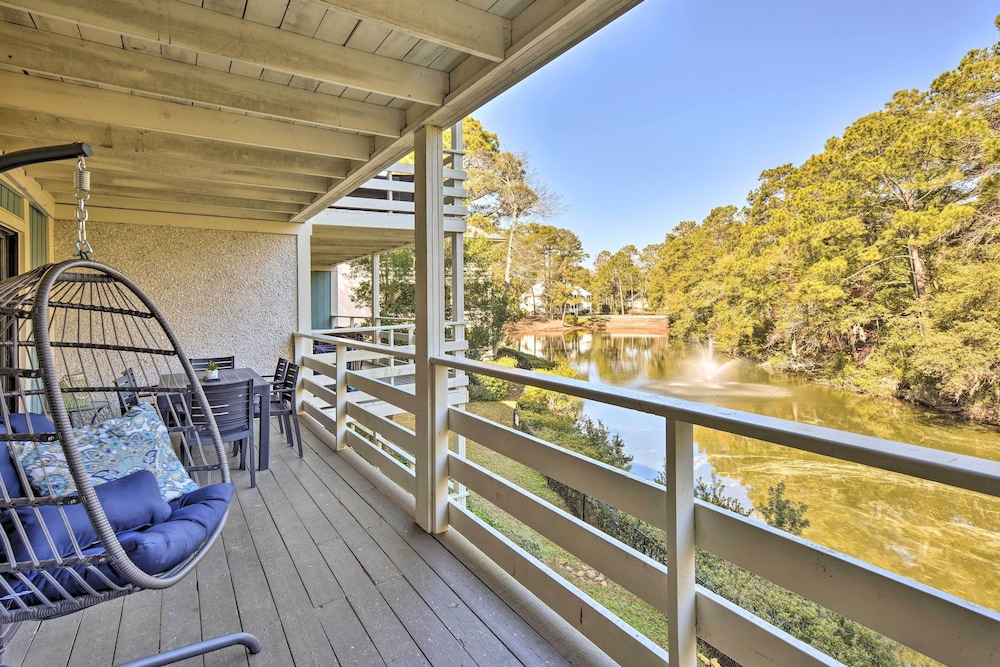 Half Mi To Beach Hilton Head Condo with Lagoon View — 4-Star Luxury Hotel in Hilton Head Island, United States