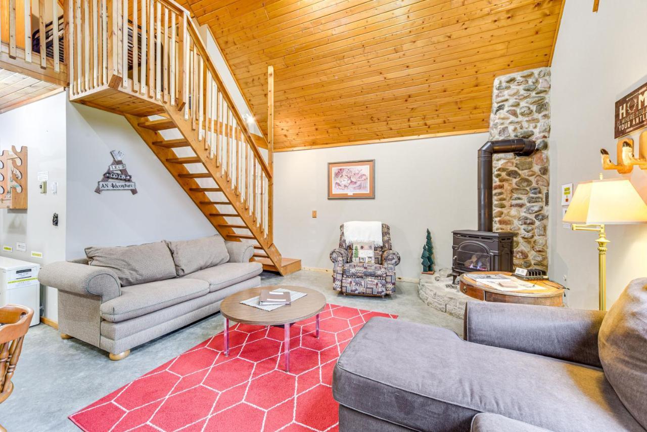 Cozy Birchwood Retreat on Utv Trail with Hot Tub — hotel in Rice Lake