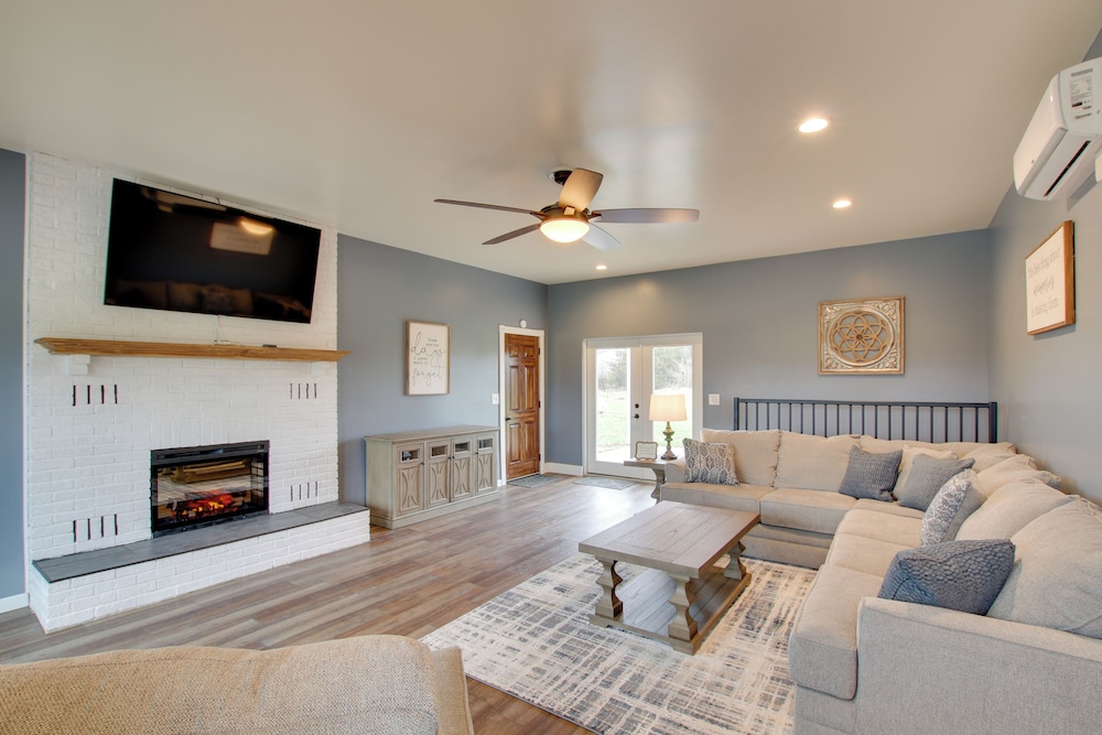 Chic Ste Genevieve Home with Nice Interior Amenities — 4-Star Luxury Hotel in Avon, United States