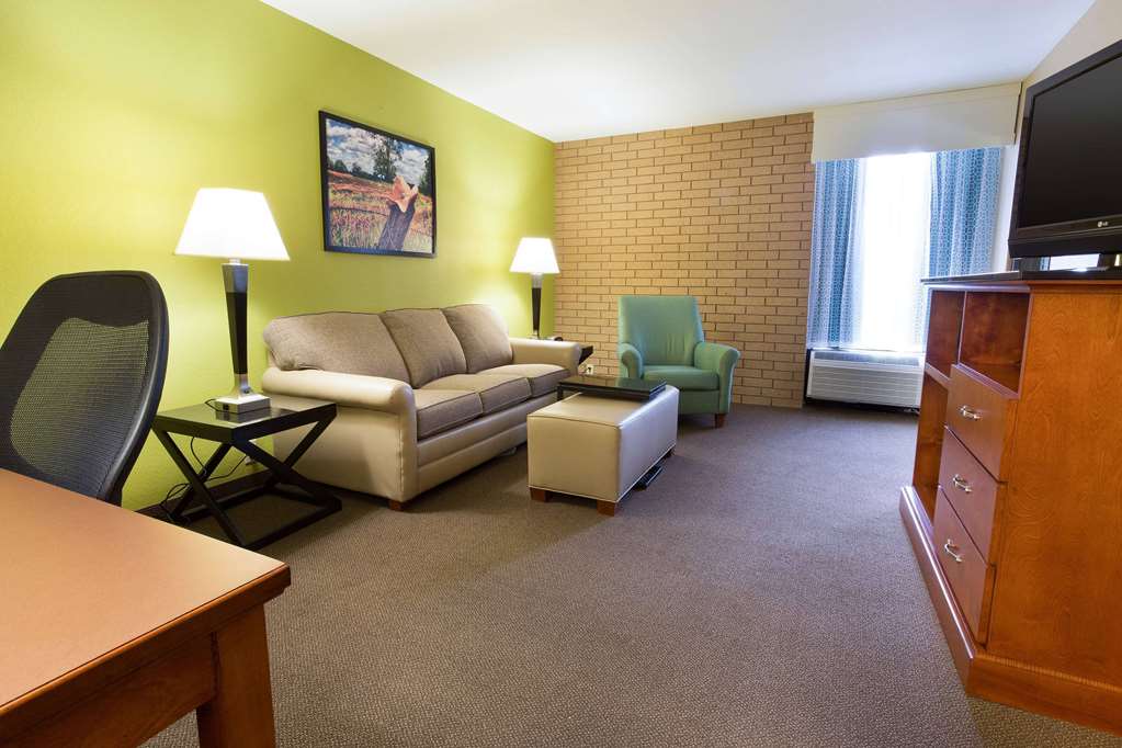 Heritage Inn Suites Houston Sugar Land Trademark by Wyndham - carbon neutral hotel in Sugar Land