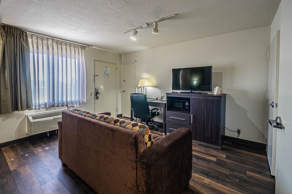 Super 8 by Wyndham El Paso Airport - photo 3