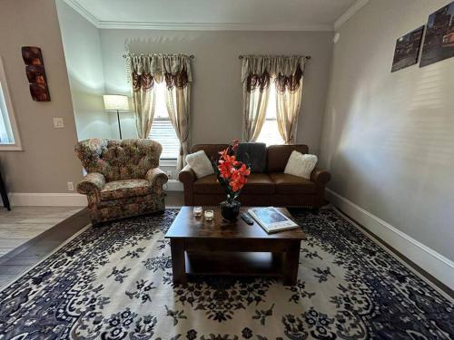 Spacious and Cozy near T station Quiet Neighborhood — 4-Star Luxury Hotel in Malden, United States