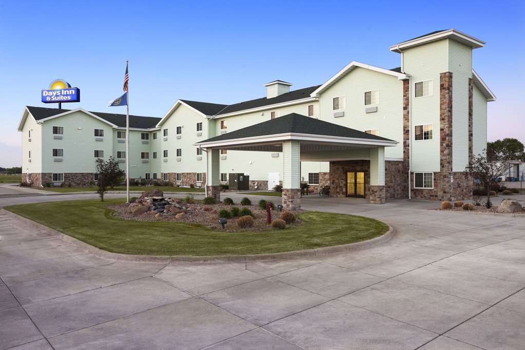 Days Inn & Suites by Wyndham Columbus NE - featured photo