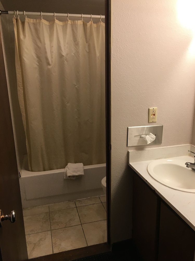 Rapids Inn and Suites - photo 40