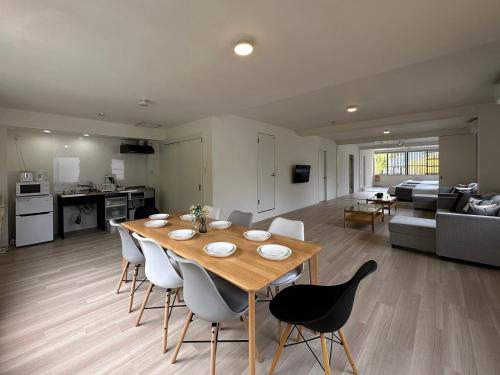 B Hotel Kaniwasou 201 2br Apt Near Itsukushima Shrine For 12 Ppl — Hatsukaichi