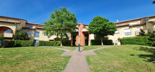 T2 55m Tout Confort Avec Jardin. Cuisine Et Equipements Neufs. Wifi TV Parking — hotel in Balma