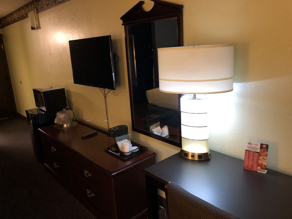 Days Inn & Suites by Wyndham Youngstown Girard Ohio - photo 7