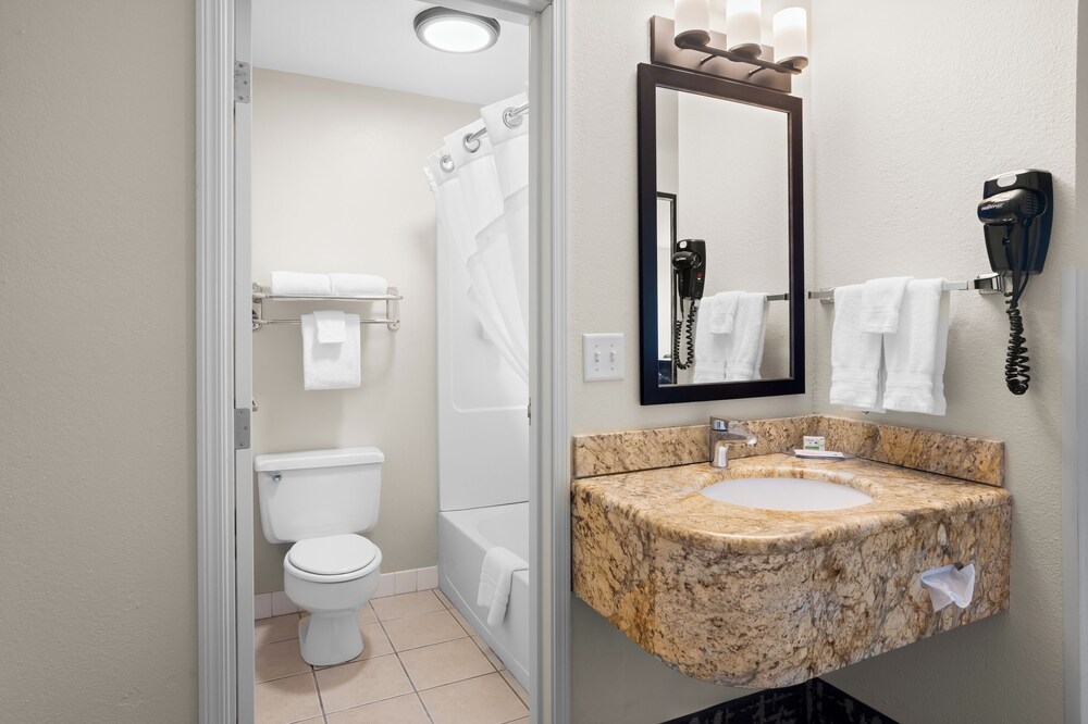 Fargo Inn and Suites - photo 16