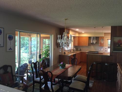 Garden Bridge House — 4-Star Luxury Hotel in Sechelt, Canada