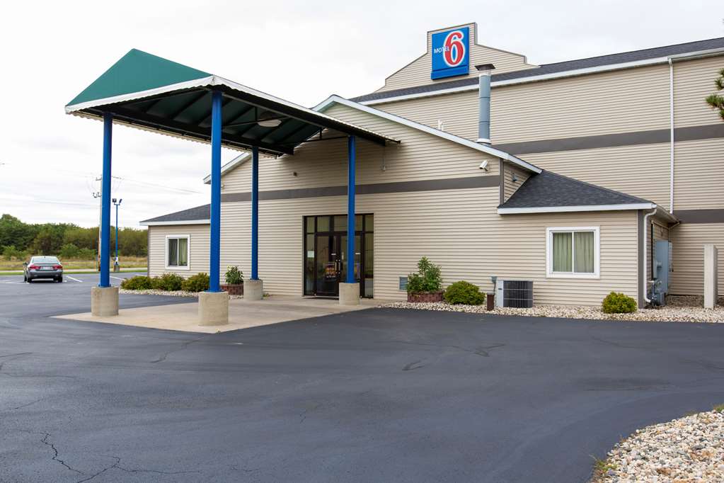 Motel 6 Baraboo WI Lake Delton - featured photo