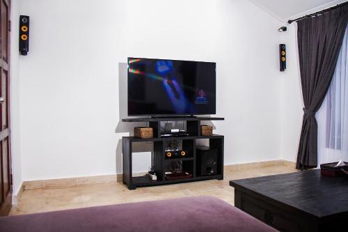 Villa Gardenia 6 Bedrooms with Pool in Seminyak — 4-Star Luxury Hotel in Seminyak, Indonesia