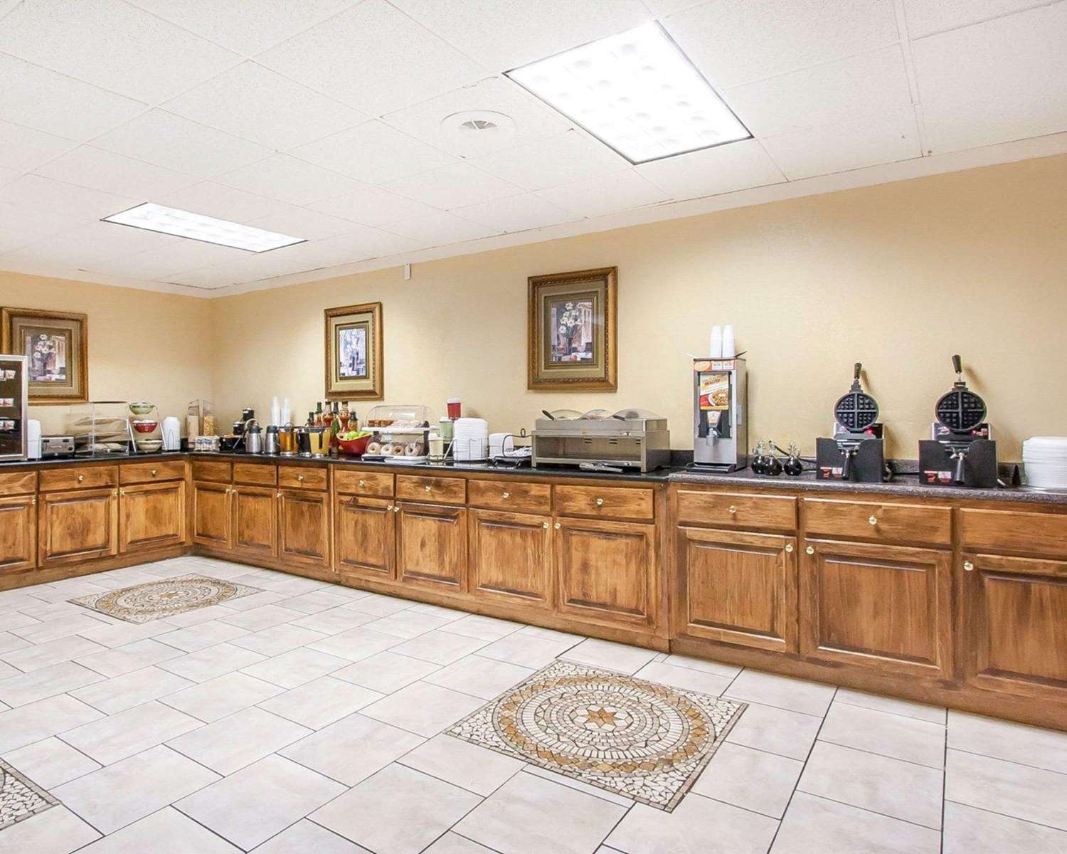 Clarion Inn & Suites University Center - photo 16