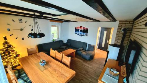 Hiška na samem in Unknown City, Slovenia