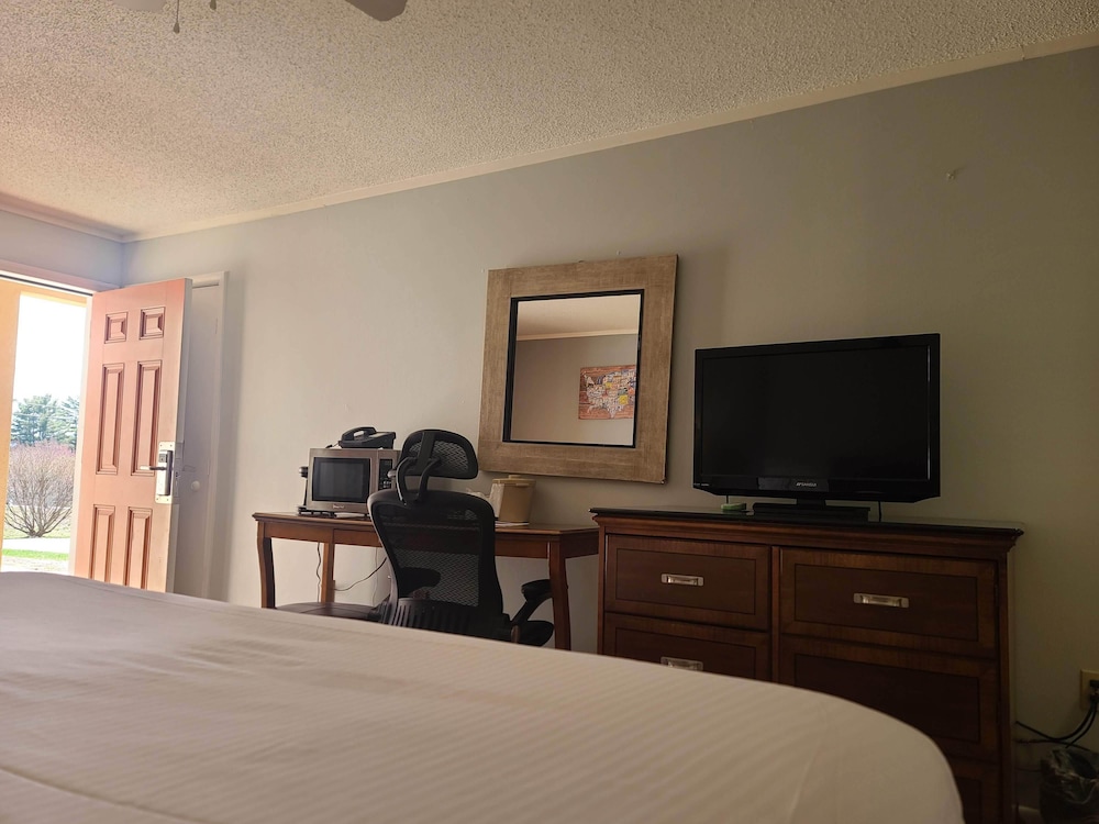 Econo Lodge Inn & Suites Tilton - photo 10