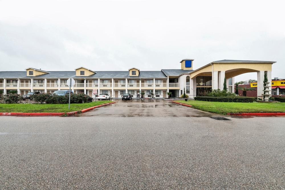 Red Roof Inn Stafford TX - photo 2