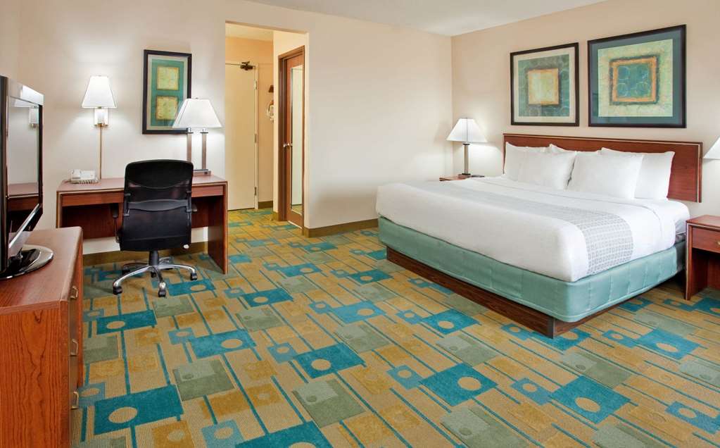 La Quinta Inn & Suites by Wyndham Des Moines West Clive - photo 37